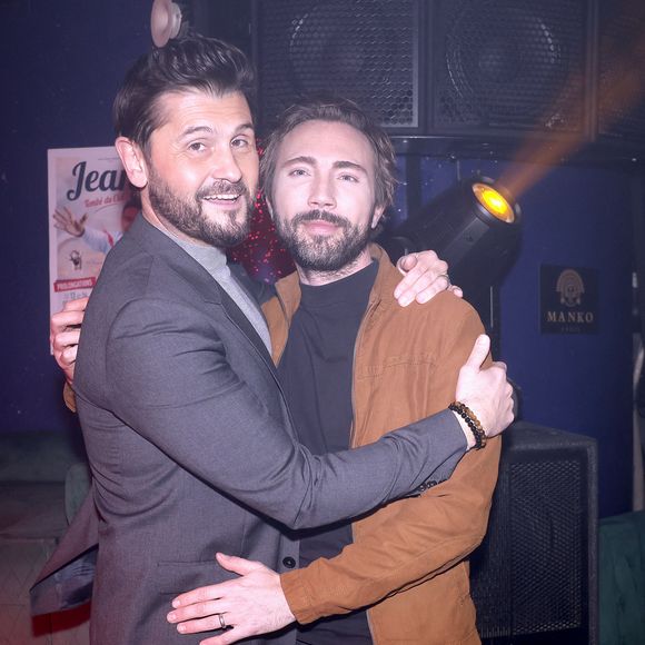 Ghislain Beaugrand-Gerin aurait bien tenté d'appeler la police depuis son balcon mais il aurait été intercepté par les cambrioleurs qui, munis de clubs de golf, lui auraient asséné plusieurs coups à la tête. 

Christophe Beaugrand et son mari Ghislain Gerin à la 150 ème du spectacle "Tombé du ciel" de Jeanfi Janssens à la Comédie des Champs Elysées à Paris le 13 février 2025. Spectacle suivi d'une réception Restaurant Manko.

© Cédric Perrin / Bestimage