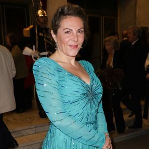 Elle compte sur le tempérament rassurant et serein de son compagnon pour équilibrer le foyer.

Anne-Élisabeth Blateau - 31ème Gala de l'Espoir donné au profit de la recherche contre le cancer au théâtre des Champs-Elysée à Paris le 14 octobre 2025. © Coadic Guirec/Bestimage