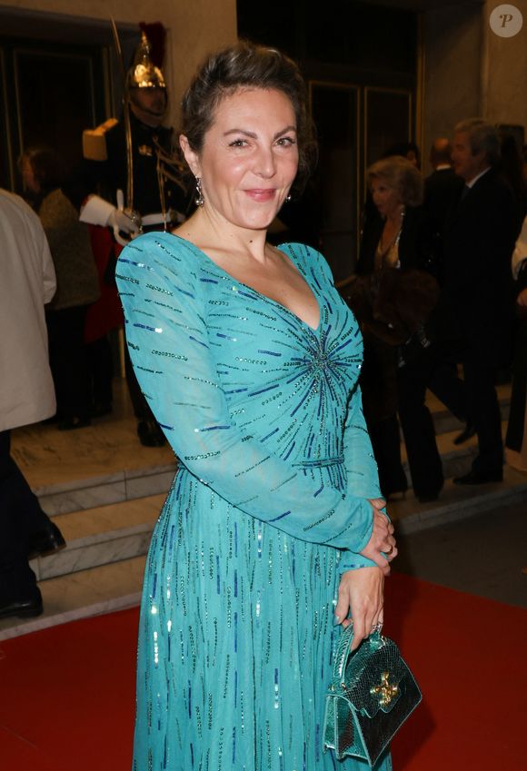 Elle compte sur le tempérament rassurant et serein de son compagnon pour équilibrer le foyer.

Anne-Élisabeth Blateau - 31ème Gala de l'Espoir donné au profit de la recherche contre le cancer au théâtre des Champs-Elysée à Paris le 14 octobre 2025. © Coadic Guirec/Bestimage