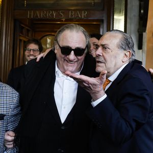 Gérard Depardieu affirmant de son côté s'être "interposé entre le paparazzo et sa compagne".

Gérard Depardieu et le paparazzi Rino Barillari se réconcilient au "Harry's Bar" à Rome le 19 janvier 2026. C'est au même endroit, le 21 mai 2024 que les deux hommes se sont accrochés. Gérard Depardieu aurait frappé le photographe à trois reprises au visage car ce dernier avait bousculé la compagne de Gérard Depardieu pour faire une série de photos. Après cet incident, les plaintes ont fusé de toute part....mais les images montrent que les deux hommes ont trouvé un terrain d'entente.
Zuma Press / Bestimage