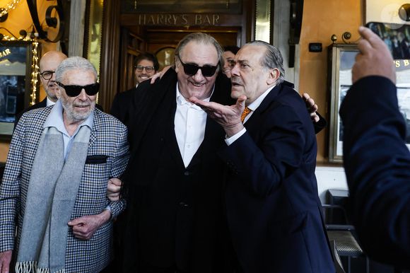 Gérard Depardieu affirmant de son côté s'être "interposé entre le paparazzo et sa compagne".

Gérard Depardieu et le paparazzi Rino Barillari se réconcilient au "Harry's Bar" à Rome le 19 janvier 2026. C'est au même endroit, le 21 mai 2024 que les deux hommes se sont accrochés. Gérard Depardieu aurait frappé le photographe à trois reprises au visage car ce dernier avait bousculé la compagne de Gérard Depardieu pour faire une série de photos. Après cet incident, les plaintes ont fusé de toute part....mais les images montrent que les deux hommes ont trouvé un terrain d'entente.
Zuma Press / Bestimage