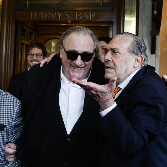 Gérard Depardieu affirmant de son côté s'être "interposé entre le paparazzo et sa compagne".

Gérard Depardieu et le paparazzi Rino Barillari se réconcilient au "Harry's Bar" à Rome le 19 janvier 2026. C'est au même endroit, le 21 mai 2024 que les deux hommes se sont accrochés. Gérard Depardieu aurait frappé le photographe à trois reprises au visage car ce dernier avait bousculé la compagne de Gérard Depardieu pour faire une série de photos. Après cet incident, les plaintes ont fusé de toute part....mais les images montrent que les deux hommes ont trouvé un terrain d'entente.
Zuma Press / Bestimage