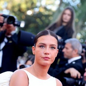La comédienne évoque aussi la culpabilité ressentie par de nombreuses mères actives.

Adèle Exarchopoulos - Montée des marches du film « La bataille de Gaulle : L’âge de fer » lors du 79ème Festival International du Film de Cannes, le 20 mai 2026. © Jacovides-Moreau / Bestimage