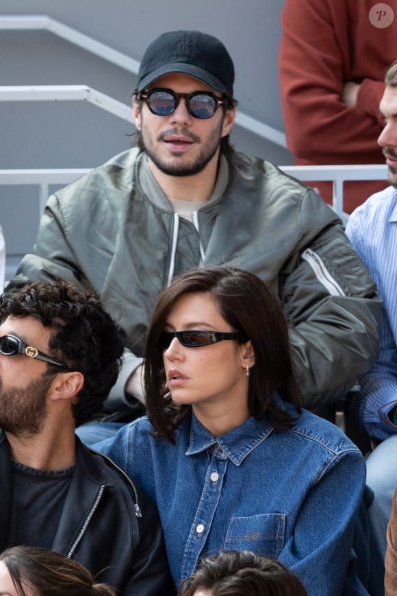François Civil et sa compagne Adele Exarchopoulos en tribunes lors de la finale messieurs des Internationaux de France de Tennis de Roland Garros 2025 (jour 15), à Paris, France, le 8 juin 2025. © Cyril Moreau/Bestimage