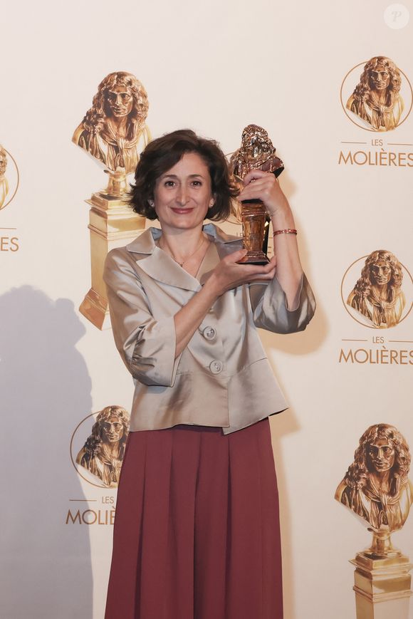 Jeanne Arènes (Molière de la Comédienne dans un second rôle pour "Le Procès d'une vie" ) - Photocall des lauréats de la 37ème Nuit des Molières aux Folies Bergère à Paris le 4 mai 2026.

© Jack Tribeca / Bestimage