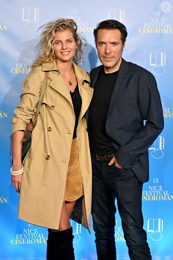 Nicolas Bedos et sa compagne Pauline Desmonts au photocall de la soirée du 8 octobre lors de la 4ème édition du festival Cinéroman à Nice. © Bruno Bebert / Bestimage