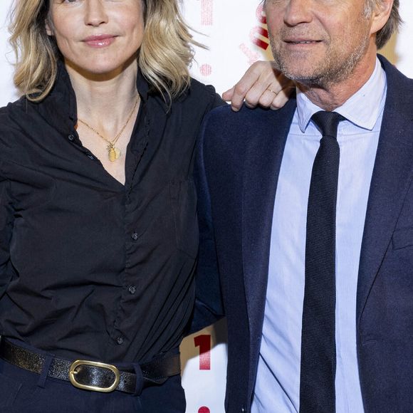 Alice Taglioni, connue comme actrice, poursuit aussi une carrière musicale qu’elle développe depuis son piano.

Alice Taglioni, Laurent Delahousse au photocall des invités au dîner de gala de l'association "Un rien c'est tout" au musée de l'armée aux Invalides à Paris.
© Cyril Moreau / Bestimage