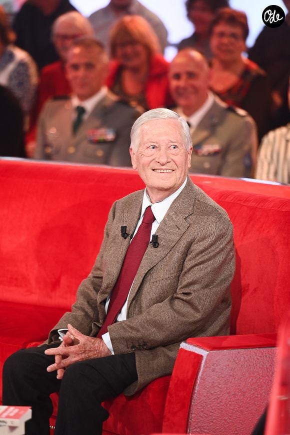 Exclusif - Alain Duhamel lors de l'enregistrement de l'émission Vivement dimanche au studio Rive gauche, présentée par M.Drucker, diffusée sur France 3 le 14 juin 2026, à Paris, France, le 5 mai 2026. © Guillaume Gaffiot/Bestimage