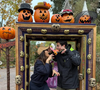 Pour accompagner son message, la présentatrice a partagé quelques photos d'elle et son époux complices et souriants, chose rare !

Karine Ferri et Yoann Gourcuff à Disneyland