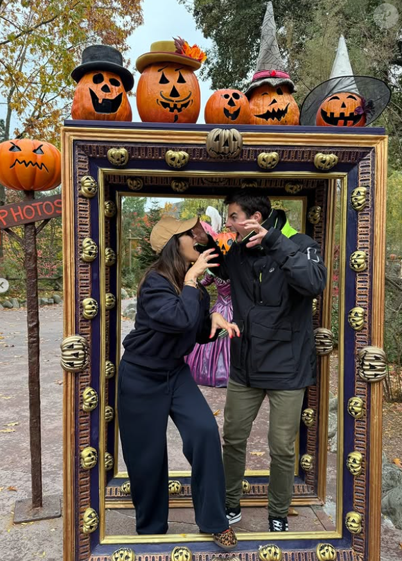 Pour accompagner son message, la présentatrice a partagé quelques photos d'elle et son époux complices et souriants, chose rare !

Karine Ferri et Yoann Gourcuff à Disneyland