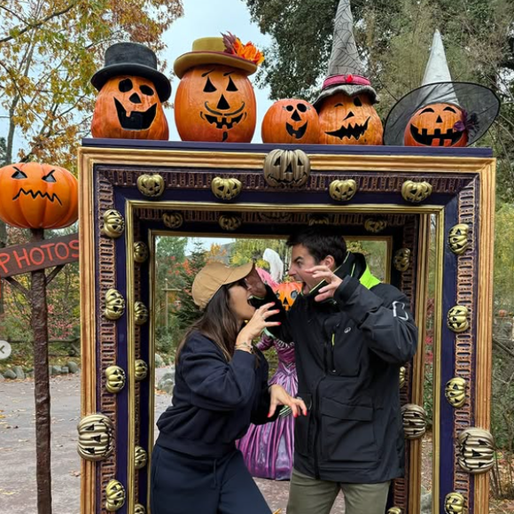 Pour accompagner son message, la présentatrice a partagé quelques photos d'elle et son époux complices et souriants, chose rare !

Karine Ferri et Yoann Gourcuff à Disneyland