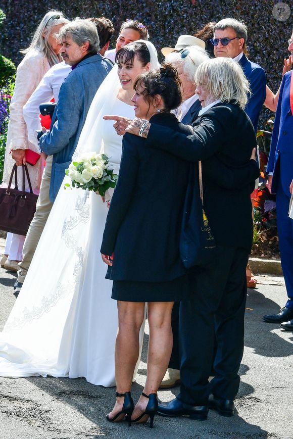 Le chanteur Renaud (Renaud Séchan) et sa compagne Cerise (de son vrai prénom Christine) discutent avec Hugues Aufray et Murielle Mégevand - Mariage d'Hugues Aufray et de Murielle Mégevand à la mairie de Marly-Le Roy, France, le 2 septembre 2023. Agence / Bestimage
