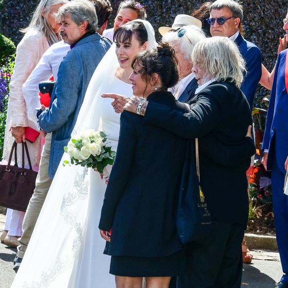 Le chanteur Renaud (Renaud Séchan) et sa compagne Cerise (de son vrai prénom Christine) discutent avec Hugues Aufray et Murielle Mégevand - Mariage d'Hugues Aufray et de Murielle Mégevand à la mairie de Marly-Le Roy, France, le 2 septembre 2023. Agence / Bestimage
