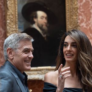 Il s'y est rendu avec Amal, son épouse, pour la réception en l'honneur des lauréats des King's Trust Awards

George Clooney et Amal Clooney lors de la réception en l'honneur des lauréats des King's Trust Awards au palais de Buckingham Stefan Rousseau/WPA-Pool/Bestimage