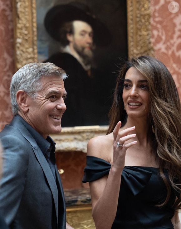 Il s'y est rendu avec Amal, son épouse, pour la réception en l'honneur des lauréats des King's Trust Awards

George Clooney et Amal Clooney lors de la réception en l'honneur des lauréats des King's Trust Awards au palais de Buckingham Stefan Rousseau/WPA-Pool/Bestimage