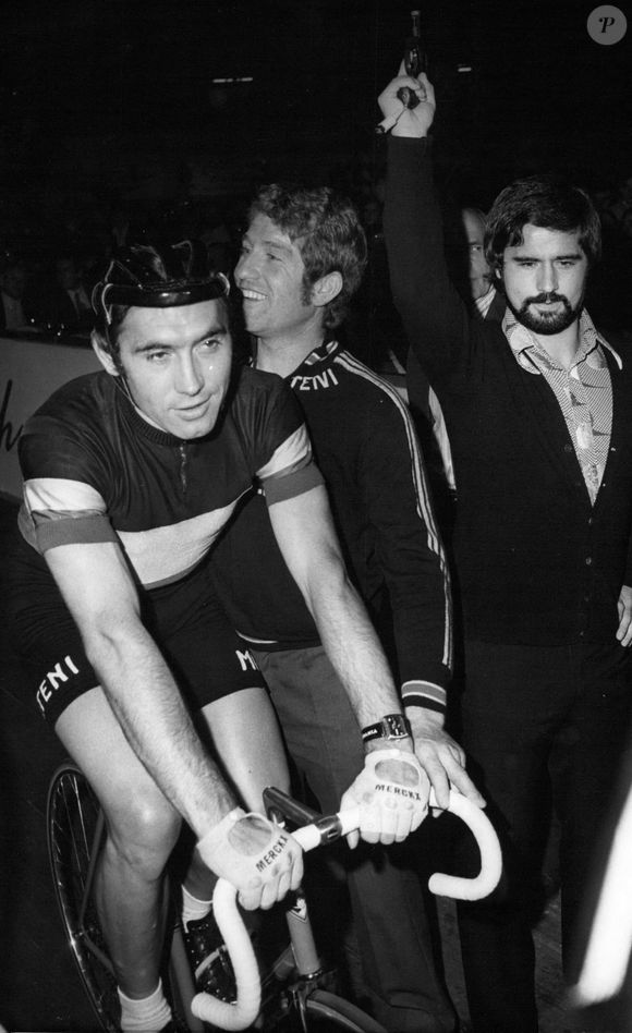 Mais il se trouvait sur un passage à niveau : “La barrière n’était pas fermée, et, heureusement, aucun train n’arrivait”, ajoute Eddy Merckx

Eddy Merckx - Départ des 6 jours de cyclisme à Munich - Le 6 novembre, les 12 jours de cyclisme ont commencé à la salle olympique de Munich. 14 trams professionnels et amateurs ont pris le départ pour la course cycliste de 122 heures. Le participant le plus en vue est le Belge Eddy Marcky. Notre photo : Gerd Muller du ''Pc bayern Munchen'' (à gauche) donne le départ à Eddy Merckx (à gauche) (Image de crédit : © Keystone Press Agency/ZUMA Press Wire)