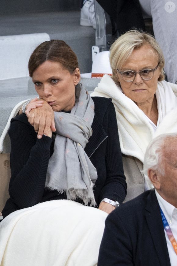 Muriel Robin et sa femme Anne Le Nen dans les tribunes lors de la session du soir des Internationaux de France de Tennis de Roland Garros 2025, à Paris, France, le 4 juin 2025. © Jacovides-Moreau/Bestimage