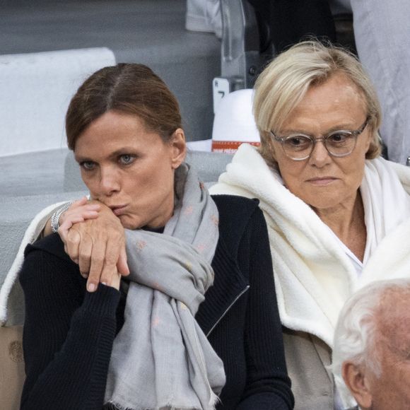 Muriel Robin et sa femme Anne Le Nen dans les tribunes lors de la session du soir des Internationaux de France de Tennis de Roland Garros 2025, à Paris, France, le 4 juin 2025. © Jacovides-Moreau/Bestimage