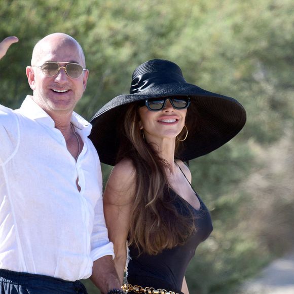 Le fondateur d'Amazon, Jeff Bezos, et son épouse Lauren Sanchez Bezos sont aperçus à la sortie du Club 55 à Saint-Tropez, France, le 22 juillet 2025. Photo by ABACAPRESS.COM
