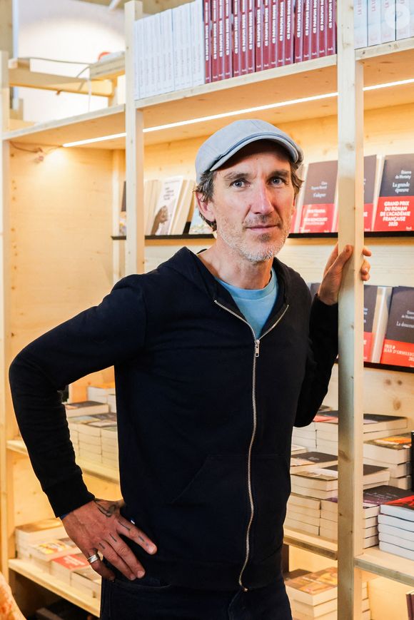 Il était au chevet de sa femme victime d’un accident de parapente durant l’été 2022, qui aurait pu lui coûter la vie.

Cedric Sapin-Defour signe son livre au Festival du livre de Paris, au Grand Palais éphémère, le 12 avril 2024. Photo par Thibaud MORITZ/ABACAPRESS.COM
