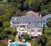 En plus d’assurer sa sécurité, cette haie est le parfait rempart le coupant du monde extérieur et de celles et ceux à la curiosité trop aiguisée.

EXCLUSIVITÉ À Beverly Hills, Californie. Vues aériennes de la propriété de Jeff Bezos à Beverly Hills. La vaste propriété bénéficie d'un parc parfaitement entretenu et d'une vue imprenable. La résidence du milliardaire continue d'attirer l'attention dans ce quartier exclusif.
17/08/2025 © Backgrid USA / Bestimage