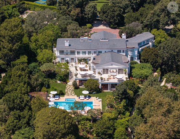 En plus d’assurer sa sécurité, cette haie est le parfait rempart le coupant du monde extérieur et de celles et ceux à la curiosité trop aiguisée.

EXCLUSIVITÉ À Beverly Hills, Californie. Vues aériennes de la propriété de Jeff Bezos à Beverly Hills. La vaste propriété bénéficie d'un parc parfaitement entretenu et d'une vue imprenable. La résidence du milliardaire continue d'attirer l'attention dans ce quartier exclusif.
17/08/2025 © Backgrid USA / Bestimage