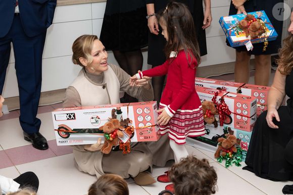Le prince Albert II de Monaco et la princesse Charlène de Monaco assistent au spectacle de Noël à la crèche de la Croix-Rouge Rosine Sanmori et participent à la traditionnelle distribution de cadeaux de Noël à Monaco. Photo par Olivier Huitel / Pool Monaco / Bestimage