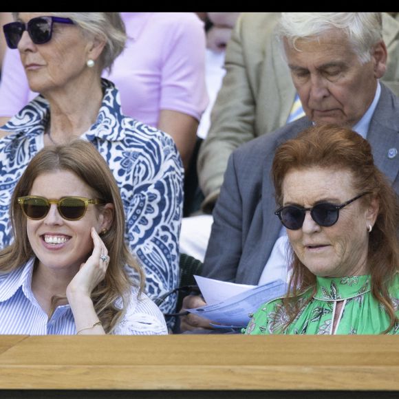 La princesse Béatrice et Sarah Ferguson, duchesse d'York, au Royal Box le jour de l'ouverture des championnats de tennis de Wimbledon à Londres, le 30 juin 2025.  © Stephen Lock / i-Images/ABACAPRESS.COM
