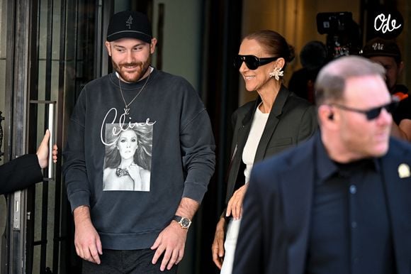 René-Charles, le fils de Celine Dion - Celine Dion salue ses fans à la sortie de l'hôtel Royal Monceau avant de se diriger vers la salle Plenitude Arena où elle débutera sa série de concert parisien le 12 septembre 2026. © Lionel Urman / Bestimage