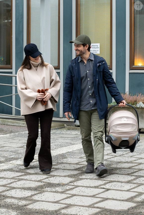 La princesse Sofia, le prince Carl Philip et leur fille quittent l'hôpital Danderyds près de Stockholm, en Suède le 8 février 2025. Photo par Dana Press / Bestimage