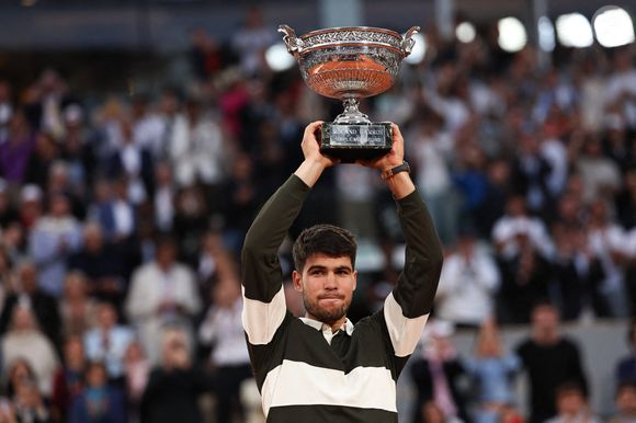 Carlos Alcaraz célèbre avec le trophée après avoir remporté le match de la finale du simple messieurs entre l'Italien Jannik Sinner et l'Espagnol Carlos Alcaraz lors du tournoi de tennis de Roland Garros, Paris, France, le 8 juin 2025. Photo par Li Jing/Xinhua/ABACAPRESS.COM