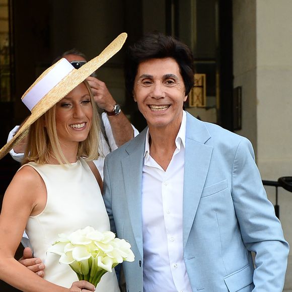 Jean-Luc Lahaye est actuellement sur un petit nuage !

Les jeunes mariés, Jean-Luc Lahaye et sa femme Paola (Lahaye-Aubin) à la sortie de la mairie du 18ème arrondissement de Paris - J.L.Lahaye s'est marié en secondes noces avec sa compagne P.Aubin à la mairie du 18ème arrondissement de Paris (Agence / Bestimage).