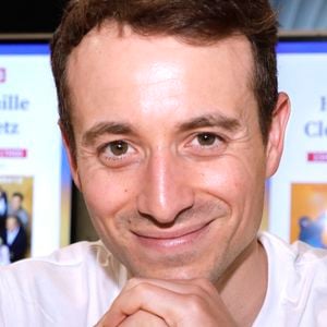 le rapporteur Charles Alloncle pointe du doigt les factures des vols internes de son émission "Sur le front".

Hugo Clement - Festival du livre de Paris 2024 le 12 avril 2024.
© Cedric Perrin / Bestimage