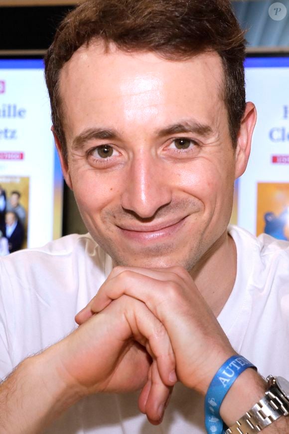 le rapporteur Charles Alloncle pointe du doigt les factures des vols internes de son émission "Sur le front".

Hugo Clement - Festival du livre de Paris 2024 le 12 avril 2024.
© Cedric Perrin / Bestimage