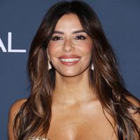 Cannes 2026 : Eva Longoria resplendissante en doré aux côtés de Lena Situations qui a opté pour un long voile sur ses cheveux