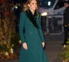 La belle-fille du roi d'Angleterre portait aux pieds des bottes Ralph Lauren et, aux oreilles, des boucles issues de la collection très prisée de Robinson Pelham. 

Kate Middleton arrive à l'abbaye de Westminster avant le service de chants "Together At Christmas", le 5 décembre 2025. Backgrid UK/ Bestimage