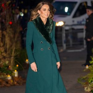La belle-fille du roi d'Angleterre portait aux pieds des bottes Ralph Lauren et, aux oreilles, des boucles issues de la collection très prisée de Robinson Pelham. 

Kate Middleton arrive à l'abbaye de Westminster avant le service de chants "Together At Christmas", le 5 décembre 2025. Backgrid UK/ Bestimage