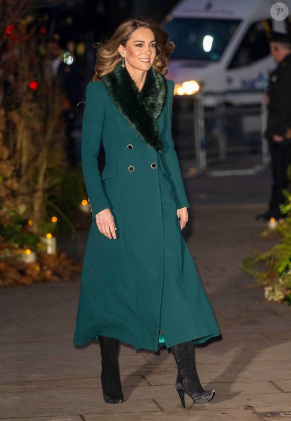 La belle-fille du roi d'Angleterre portait aux pieds des bottes Ralph Lauren et, aux oreilles, des boucles issues de la collection très prisée de Robinson Pelham. 

Kate Middleton arrive à l'abbaye de Westminster avant le service de chants "Together At Christmas", le 5 décembre 2025. Backgrid UK/ Bestimage