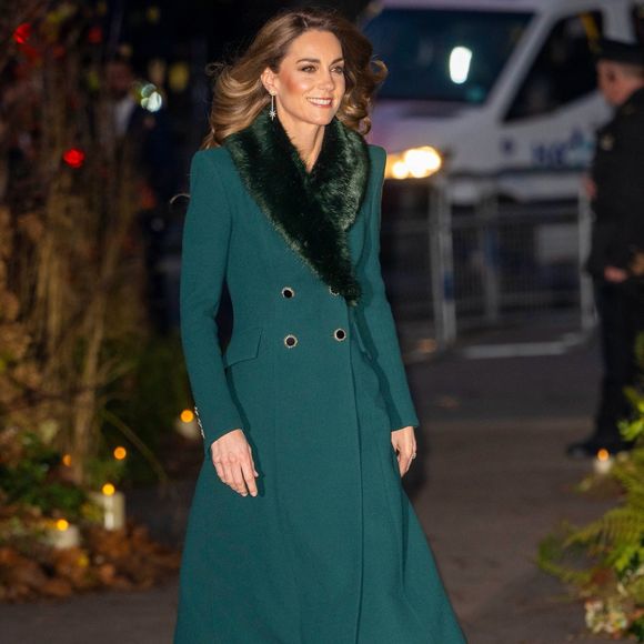 La belle-fille du roi d'Angleterre portait aux pieds des bottes Ralph Lauren et, aux oreilles, des boucles issues de la collection très prisée de Robinson Pelham. 

Kate Middleton arrive à l'abbaye de Westminster avant le service de chants "Together At Christmas", le 5 décembre 2025. Backgrid UK/ Bestimage