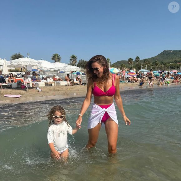 En maillot de bain, elle dévoile une silhouette élégante sur la plage.

Vitaa passe ses vacances en famille, en compagnie de sa petite dernière, Noa, âgée de trois ans Compte Instagram de Vitaa / Publication du 11 août 2025