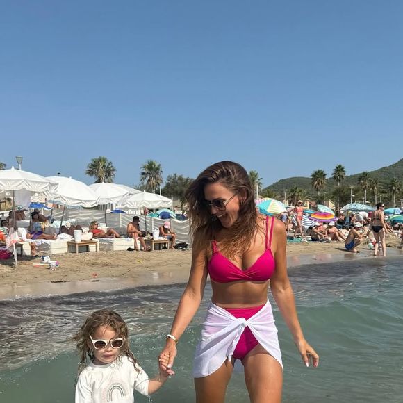 En maillot de bain, elle dévoile une silhouette élégante sur la plage.

Vitaa passe ses vacances en famille, en compagnie de sa petite dernière, Noa, âgée de trois ans Compte Instagram de Vitaa / Publication du 11 août 2025