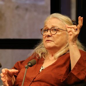 ouvre les portes de son univers parisien, 

Exclusif - Josiane Balasko présente son roman "Le Dernier Sanctuaire" (Ed. Calmann-Lévy) à la Station Ausone-Librairie Mollat à Bordeaux, le 15 juin 2026. © Jean-Marc Lhomer / Bestimage