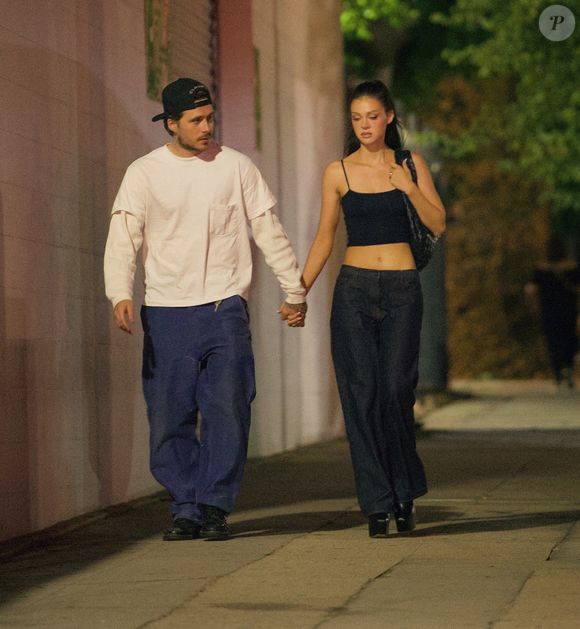 Brooklyn Beckham et sa femme Nicola Peltz-Beckham au restaurant Mother Wolf à Los Angeles, le 21 août 2025 

Photo : Backgrid USA / Bestimage