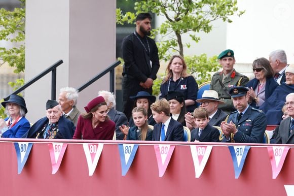 Le prince William, prince de Galles, et Catherine (Kate) Middleton, princesse de Galles, avec leurs enfants le prince George de Galles, la princesse Charlotte de Galles et le prince Louis de Galles assistent aux célébrations du 80ème anniversaire de la fin de la Seconde guerre mondiale (VE Day) au balcon de Buckingham Palace à Londres, le 5 mai 2025.