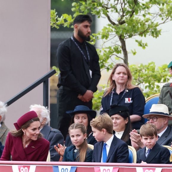 Le prince William, prince de Galles, et Catherine (Kate) Middleton, princesse de Galles, avec leurs enfants le prince George de Galles, la princesse Charlotte de Galles et le prince Louis de Galles assistent aux célébrations du 80ème anniversaire de la fin de la Seconde guerre mondiale (VE Day) au balcon de Buckingham Palace à Londres, le 5 mai 2025.