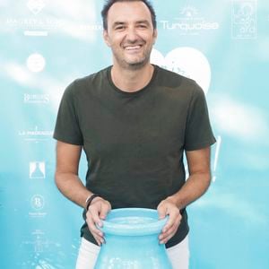 Il faut dire qu'il y a implanté plusieurs de ses établissements.

Cyril Lignac lors d'un tournoi de pétanque  place des Lices organisé par le magazine Turquoise pour l'association Sourire à la vie à Saint-Tropez le 10 août 2022.

© Jack Tribeca / Bestimage