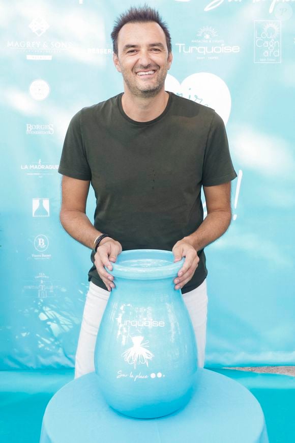 Il faut dire qu'il y a implanté plusieurs de ses établissements.

Cyril Lignac lors d'un tournoi de pétanque  place des Lices organisé par le magazine Turquoise pour l'association Sourire à la vie à Saint-Tropez le 10 août 2022.

© Jack Tribeca / Bestimage