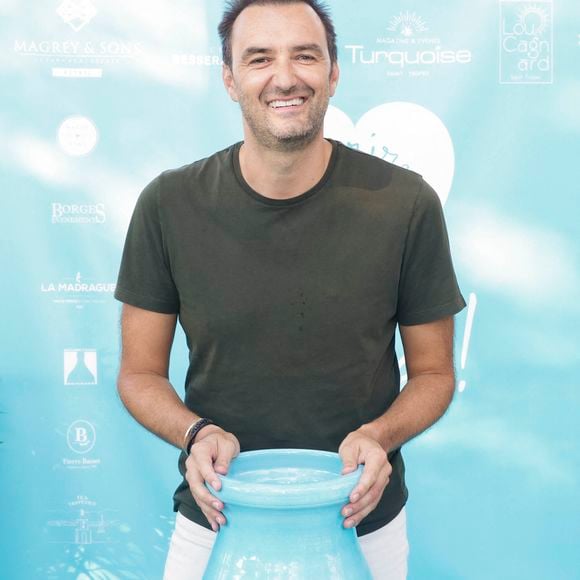 Il faut dire qu'il y a implanté plusieurs de ses établissements.

Cyril Lignac lors d'un tournoi de pétanque  place des Lices organisé par le magazine Turquoise pour l'association Sourire à la vie à Saint-Tropez le 10 août 2022.

© Jack Tribeca / Bestimage