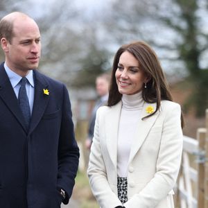 Cette présence fait également un grand bien au prince William, qui aurait été perdu face à l’absence de Kate Middleton, combattant la maladie.


Prince et de la Princesse de Galles s'entretenant avec Annabelle Padwick (à gauche), fondatrice de Life at No27, lors d'une visite au centre de réhabilitation Brynawel, près de la ville de Pontyclun, dans le Mid Glamorgan. Le jeudi 20 février 2025. ... Visite royale dans le sud du Pays de Galles ... 20-02-2025 ... Pontyclun ... Par Ian Vogler/Daily Mirror/PA Wire.