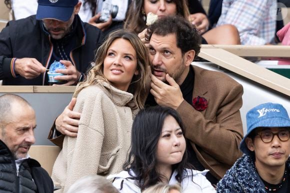 Éric Antoine et Gennifer Demey en tribunes lors des Internationaux de France de Tennis de Roland Garros, France, le 7 juin 2025. © Cyril Moreau / Bestimage